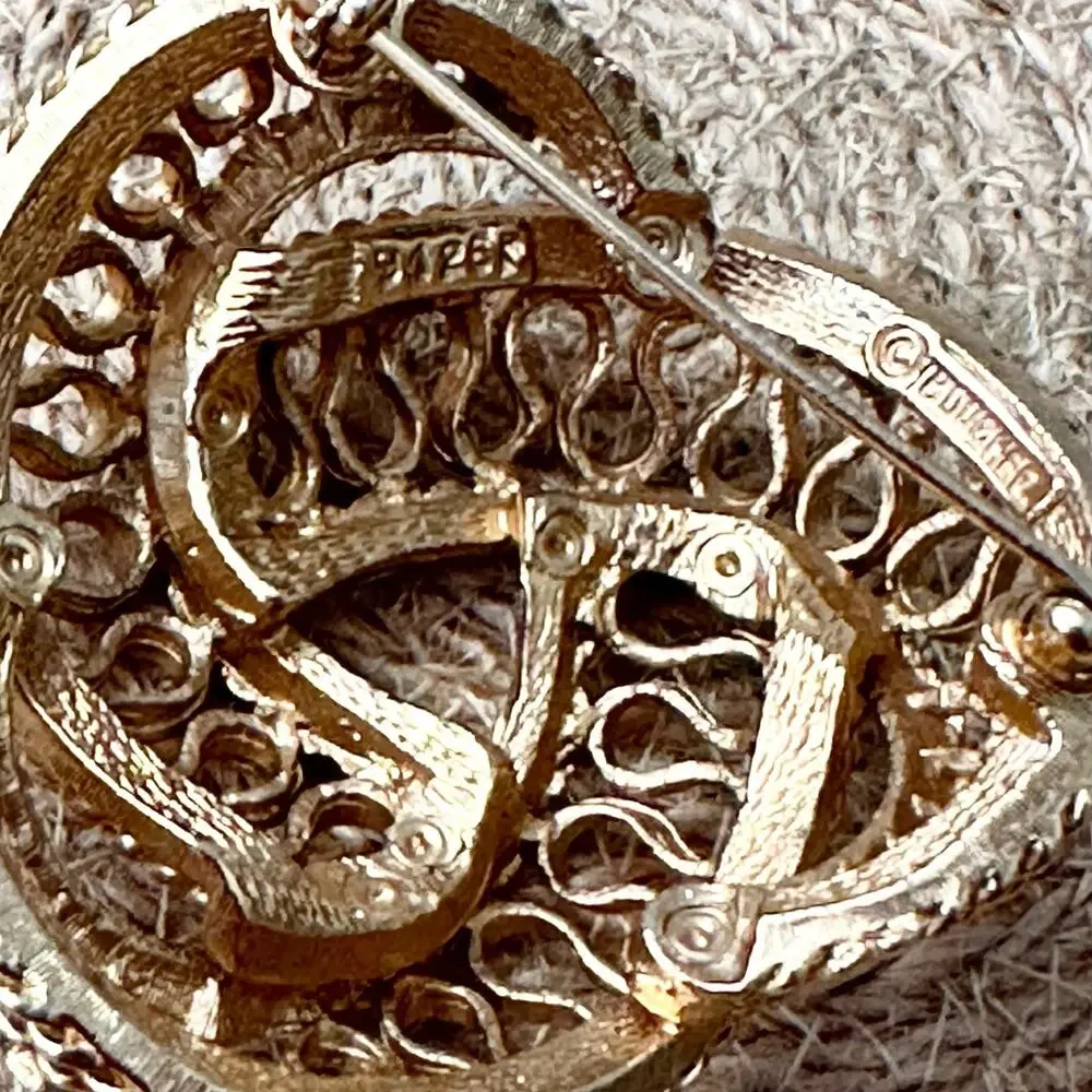 Boucher Vintage Gold Tone 9126 Gold Triple Knot Loop Brooch Pin Signed Luxury